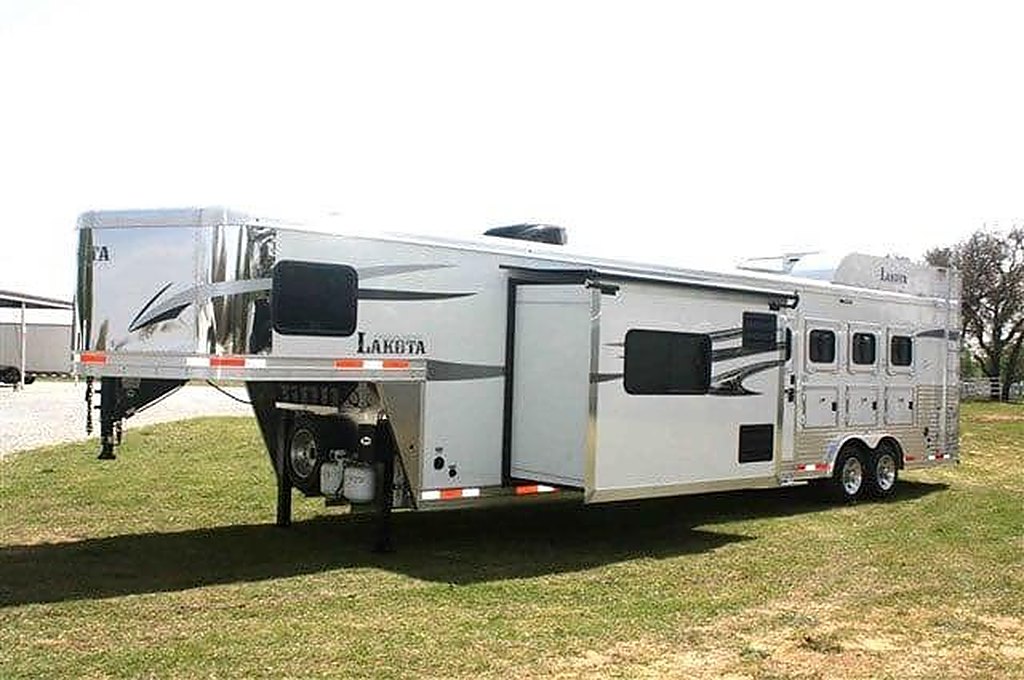 2019 Lakota Charger 4 Horse LQ with 15′ Short Wall – Used
